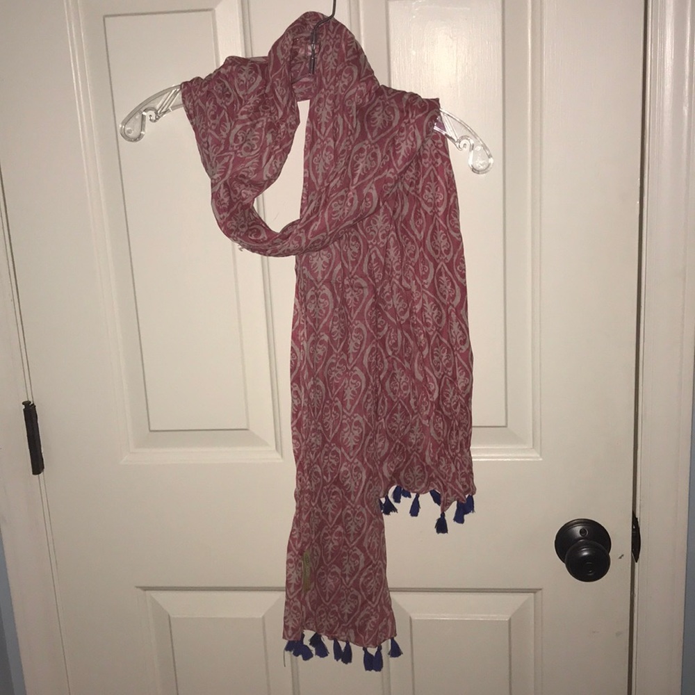 Scarf with cute tassels on end